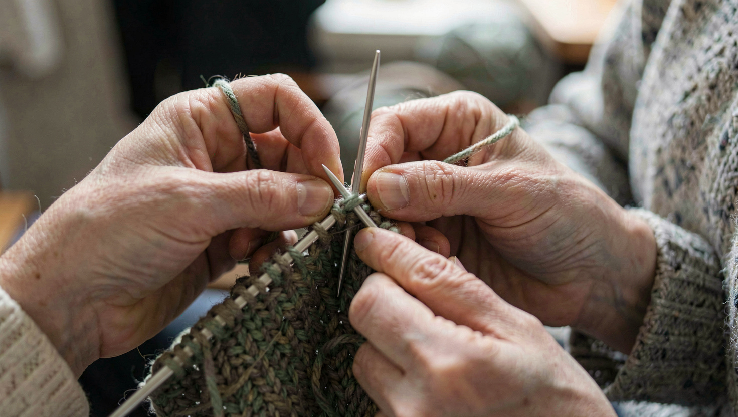 How to choose a yarn weight for a sweater : What a yarn label tells you: weight, fiber, yardage and dye lot